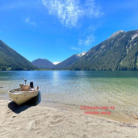Private 2 Bedrooms Suite Near Hwy 1, Cultus Lake, Heritage Park, Fishing, Coliseum Chilliwack Buitenkant foto