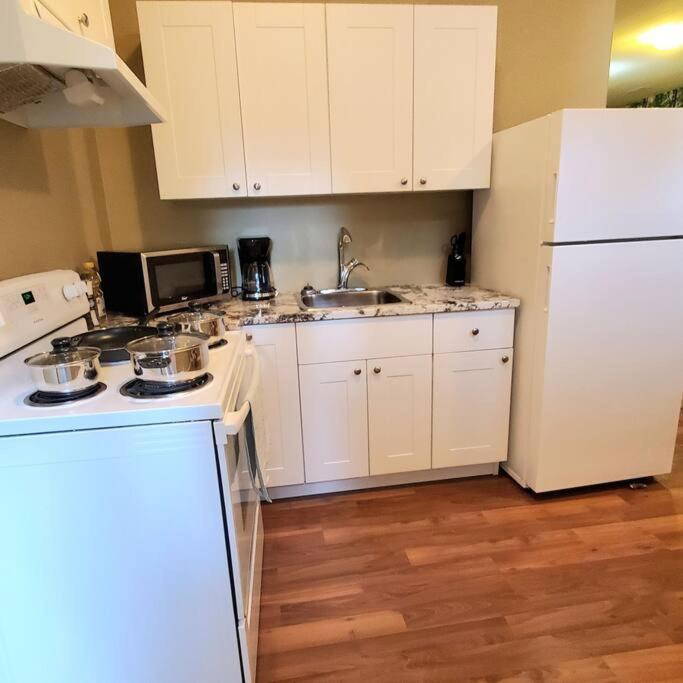 Private 2 Bedrooms Suite Near Hwy 1, Cultus Lake, Heritage Park, Fishing, Coliseum Chilliwack Buitenkant foto
